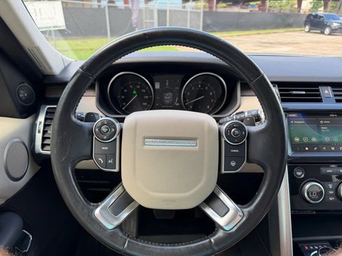 Used 2017 Land Rover Discovery HSE AWD/4WD image 23