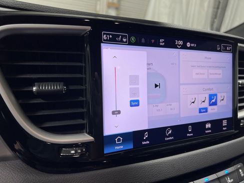 Used 2025 Chrysler Pacifica Select image 32