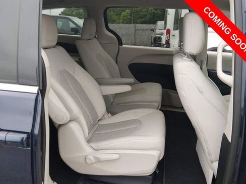 Used 2019 Chrysler Pacifica Touring Plus FWD image 6