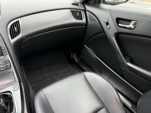 Used 2011 Hyundai Genesis 3.8 RWD image 15
