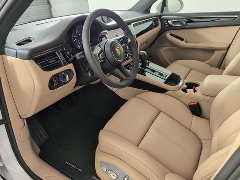 Certified 2025 Porsche Macan image 4