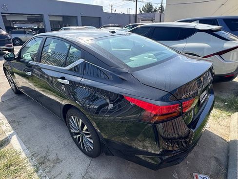 Used 2025 Nissan Altima 2.5 SV w/ SV Premium Package FWD image 3
