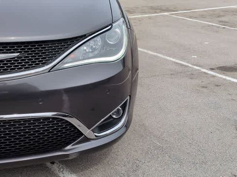 Used 2020 Chrysler Pacifica Limited w/ Advanced Safetytec Group FWD image 11