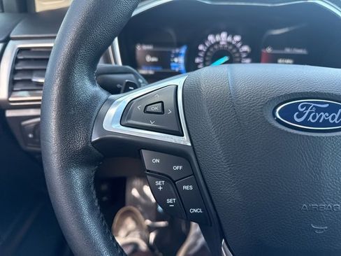 Used 2017 Ford Fusion SE w/ Fusion SE Technology Package image 19