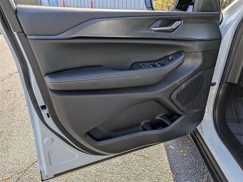 New 2025 Jeep Grand Cherokee Altitude image 11