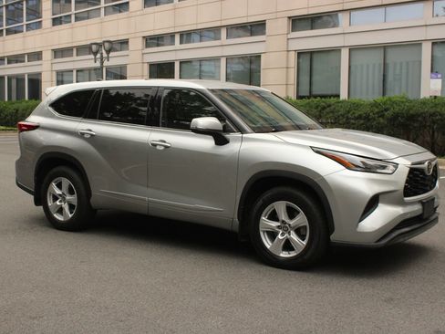 Used 2022 Toyota Highlander L AWD/4WD image 2