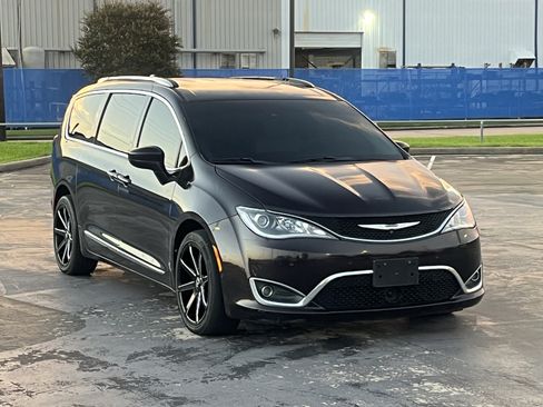 Used 2017 Chrysler Pacifica Touring-L Plus w/ Advanced Safetytec Group FWD image 3