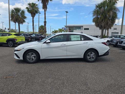 New 2026 Hyundai Elantra SE FWD image 3