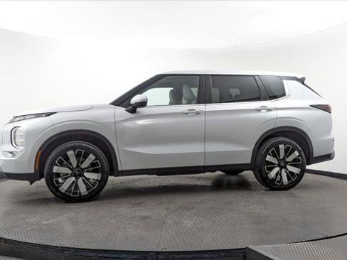 Used 2025 Mitsubishi Outlander SE image 3