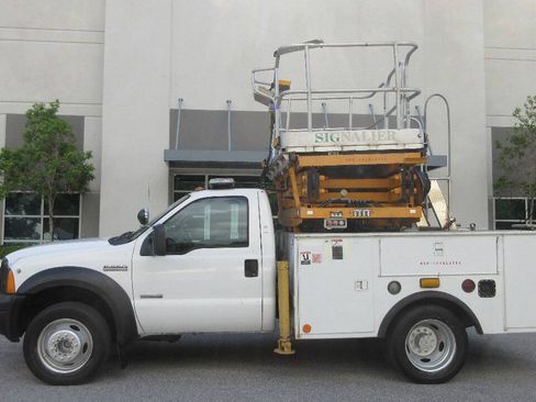 Used 2007 Ford F550 2WD Regular Cab Super Duty image 2