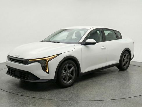 Used 2025 Kia K4 LXS image 3