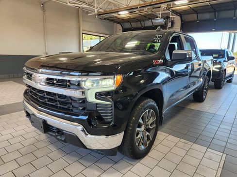 Used 2024 Chevrolet Silverado 1500 LT w/ Z71 Off-Road Package AWD/4WD image 3