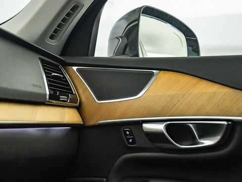 Certified 2025 Volvo XC90 B6 Plus image 29