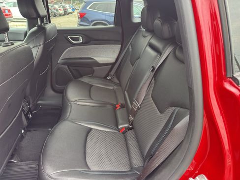 Used 2024 Jeep Compass Latitude AWD/4WD image 11
