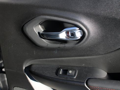 Used 2022 Jeep Cherokee Trailhawk image 14