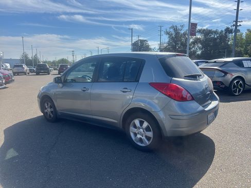 Used 2009 Nissan Versa Hatchback w/ Convenience Pkg FWD image 4