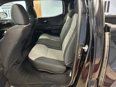 Used 2022 Toyota Tacoma TRD Off-Road image 12