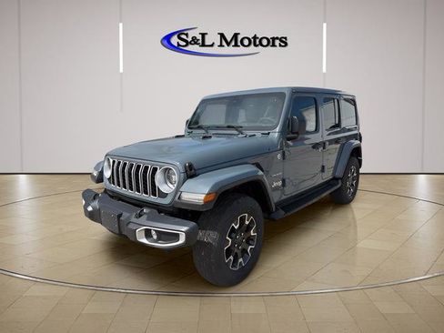 Used 2024 Jeep Wrangler Unlimited Sahara w/ Technology Group AWD/4WD image 3