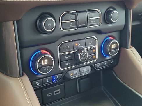 Used 2024 Chevrolet Suburban High Country AWD/4WD image 26