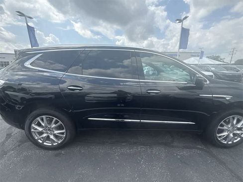 Used 2023 Buick Enclave Essence image 7