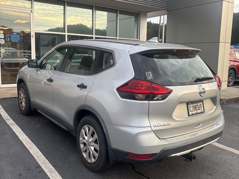 Used 2018 Nissan Rogue S image 2