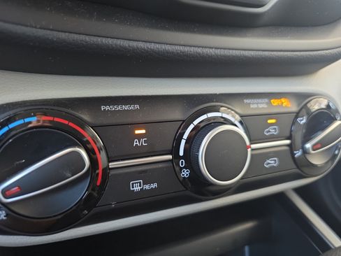 Certified 2025 Kia Soul LX w/ LX Technology Package FWD image 16