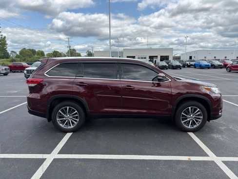 Used 2019 Toyota Highlander XLE AWD/4WD image 7