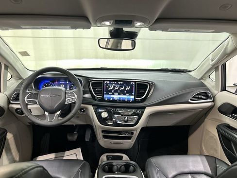 Used 2023 Chrysler Pacifica Touring-L AWD/4WD image 18