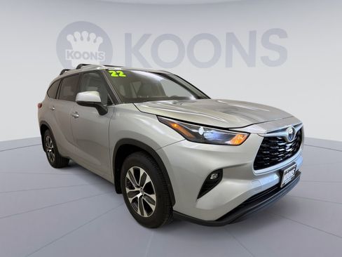 Used 2022 Toyota Highlander XLE AWD/4WD image 2