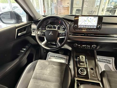 Used 2024 Mitsubishi Outlander AWD image 26