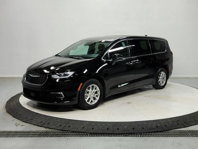 Used 2025 Chrysler Pacifica Select