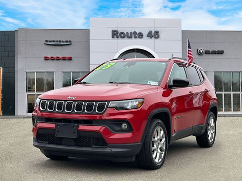 Used 2023 Jeep Compass Latitude w/ Sun and Sound Group AWD/4WD image 2