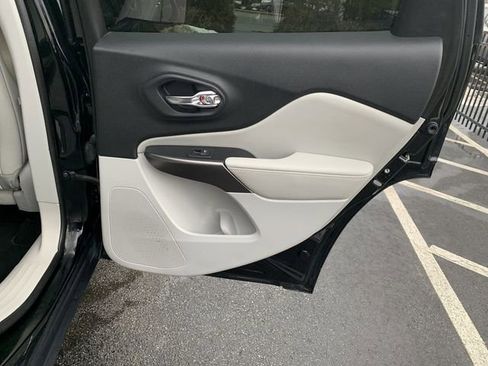 Used 2020 Jeep Cherokee Latitude Plus image 11