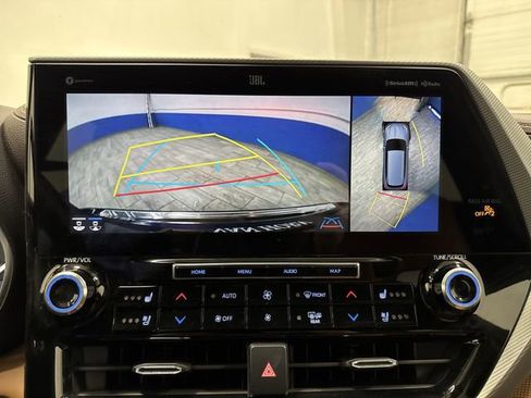 Used 2021 Toyota Highlander Platinum image 11