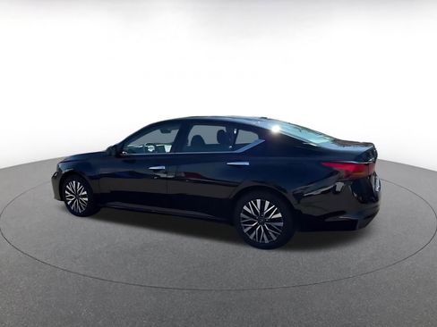 Used 2025 Nissan Altima 2.5 SV image 10