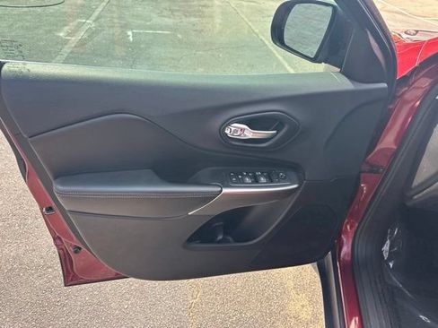Used 2019 Jeep Cherokee Latitude w/ Popular Appearance Group FWD image 18