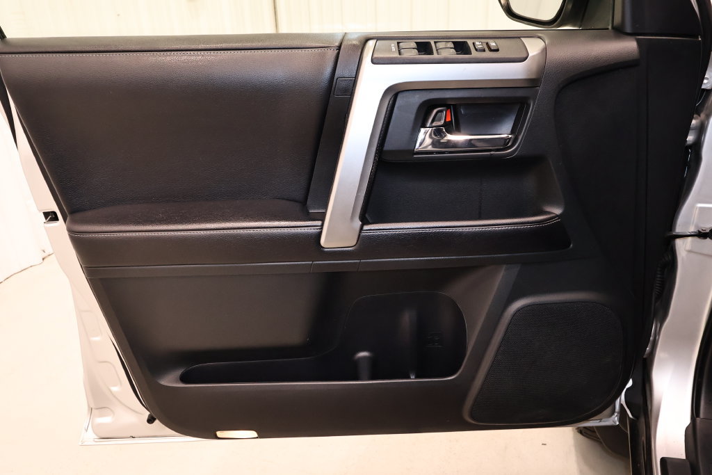 Used 2016 Toyota 4Runner SR5 AWD/4WD image 10