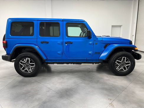 Used 2025 Jeep Wrangler Unlimited Sahara AWD/4WD image 10