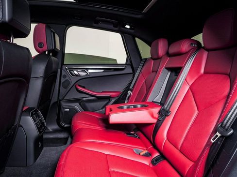 Certified 2025 Porsche Macan image 17