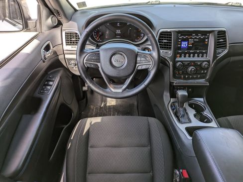 Used 2018 Jeep Grand Cherokee Laredo image 16