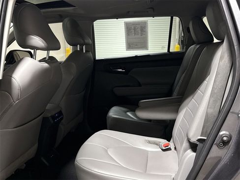 Used 2021 Toyota Highlander XLE image 23