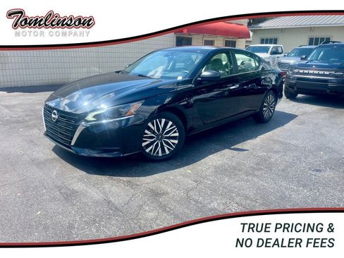 Used 2025 Nissan Altima 2.5 SV FWD image 1