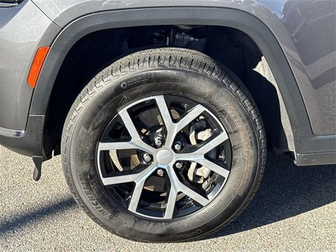 Used 2024 Jeep Grand Cherokee L Limited image 24