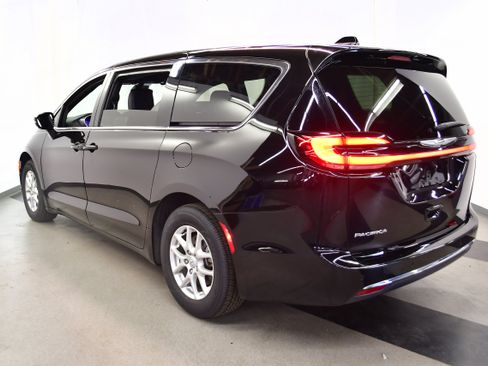 Used 2025 Chrysler Pacifica Select FWD image 5