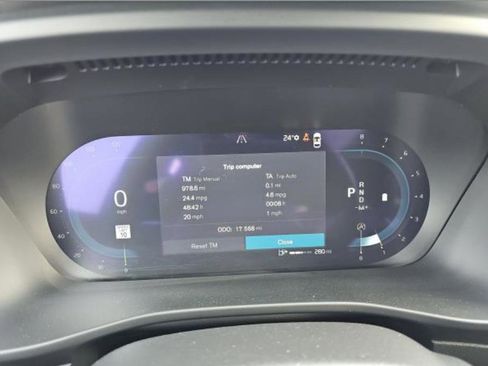 Certified 2025 Volvo XC40 B5 Plus image 21