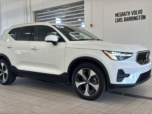 Used 2025 Volvo XC40 B5 Core AWD/4WD image 3