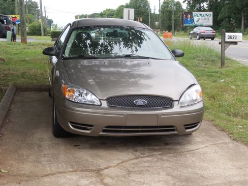 Used 2006 Ford Taurus SE FWD image 2