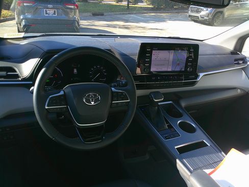 Used 2021 Toyota Sienna XSE image 33