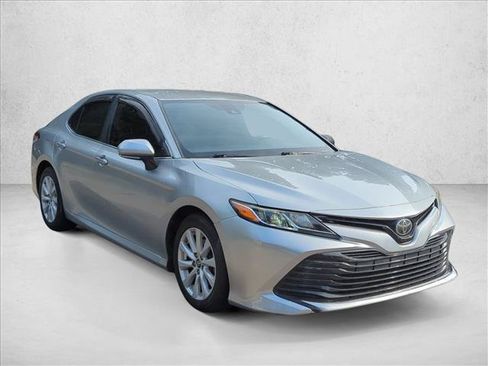 Used 2018 Toyota Camry LE w/ Convenience Package FWD image 3