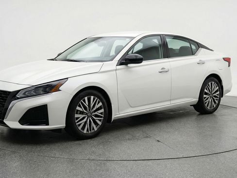 Used 2025 Nissan Altima 2.5 SV image 3